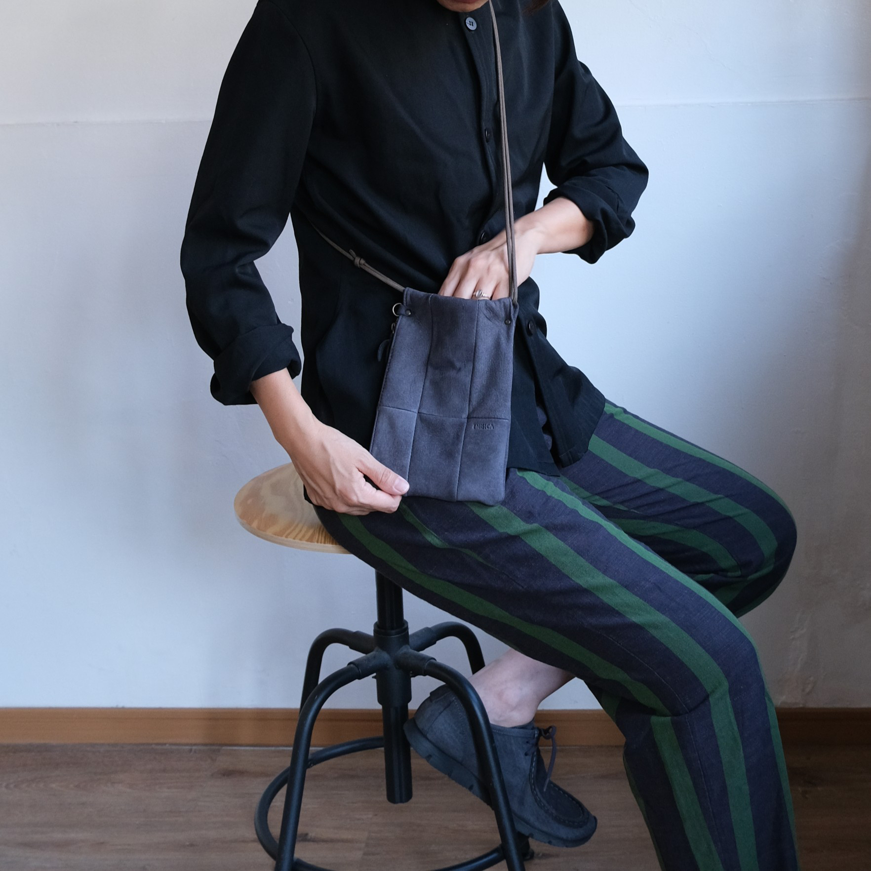 【国産ジビエ鹿革】ツギシカ・スマートフォンポシェット【古墨／古代の墨や硯が出土する九州。そのルーツを表すダークグレー】