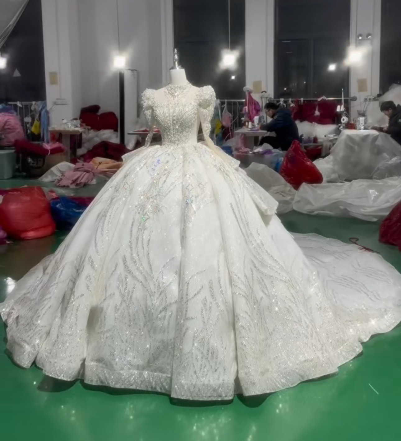 キラキラ輝く　イリュージョンネック　ビジュー　ストーン　エレガント　韓国スタイル　深めvネック　セクシー　トレーン結婚式