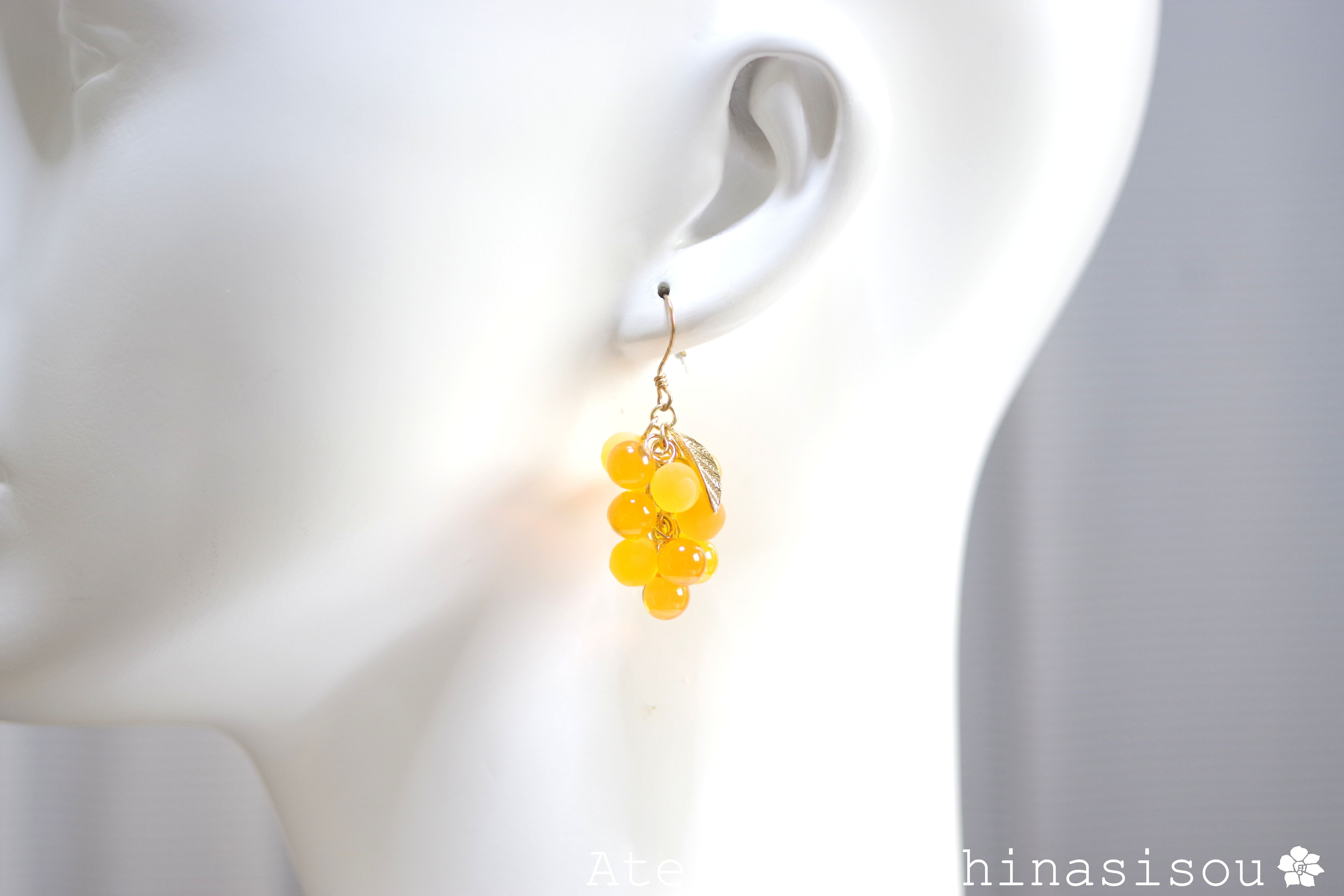 レジンアート　球体の葡萄のピアス〈夕暮れの果実〉