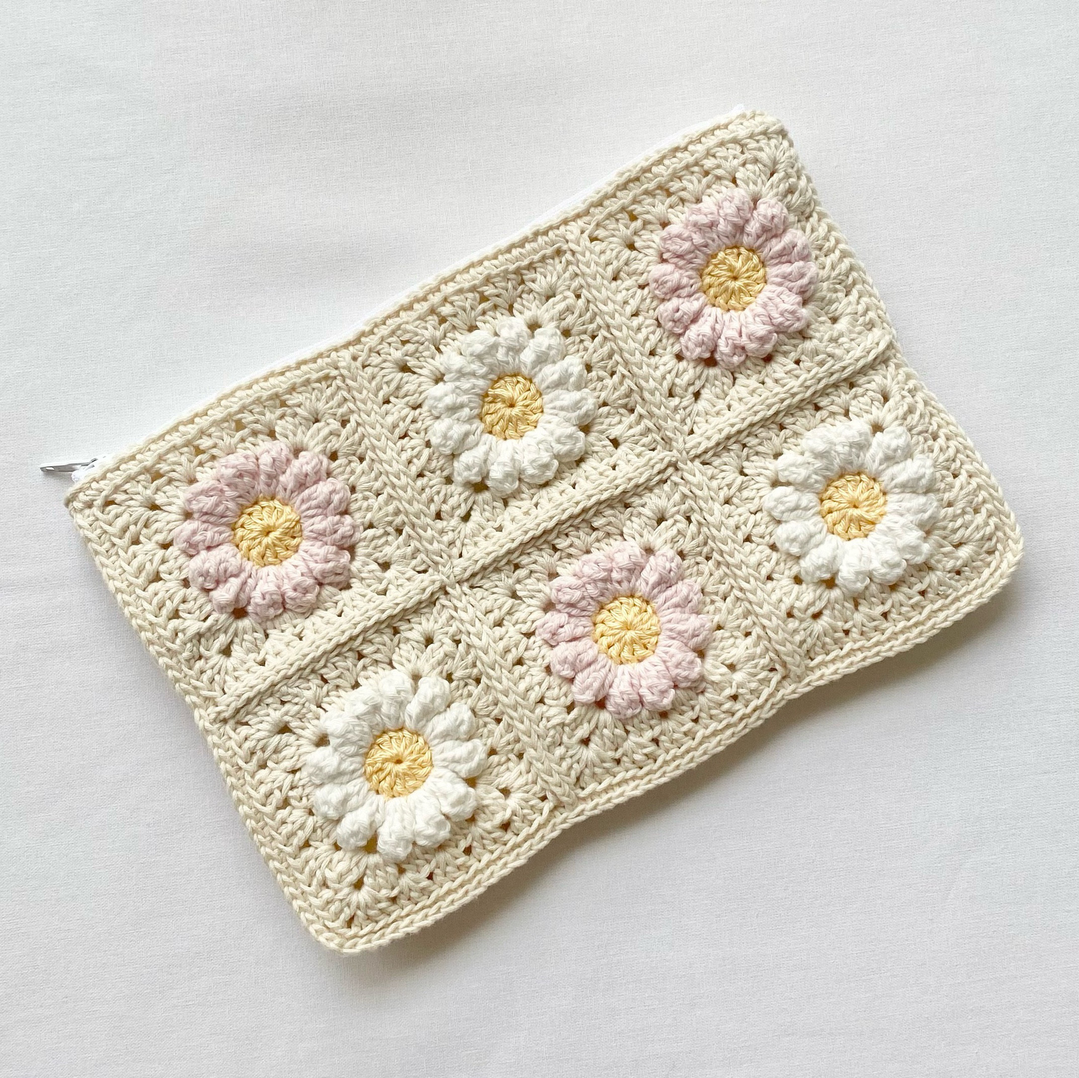 お花モチーフのファスナーポーチ｜内布付き｜編み物｜メイクポーチ・小物入れ