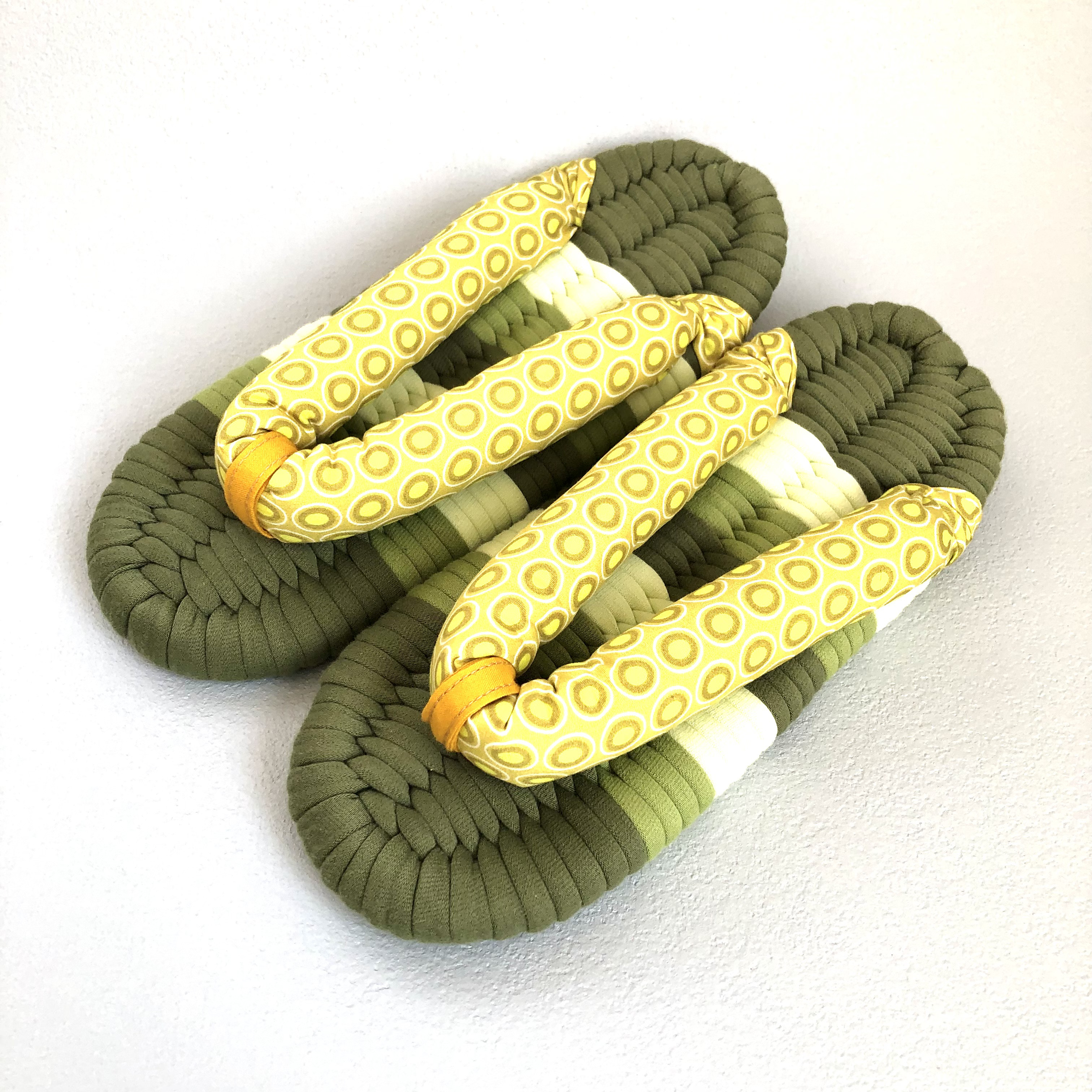 布ぞうり✳︎ 24〜26㎝　抹茶色×黄土色のドットプリント鼻緒　ルームシューズ