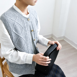 【カシミヤ100%★北欧風ケーブル編み】秋口から春先まで│前開きベスト│木調ボタン│C-75 7枚目の画像