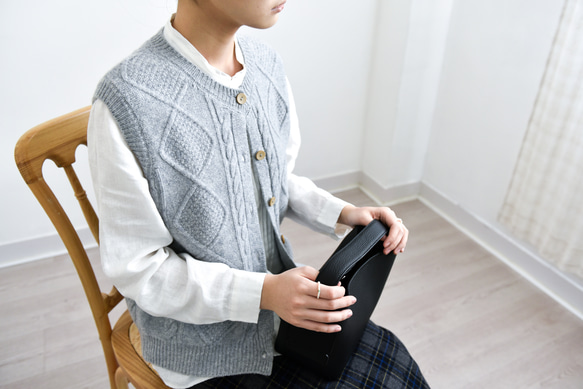 【カシミヤ100%★北欧風ケーブル編み】秋口から春先まで│前開きベスト│木調ボタン│C-75 7枚目の画像