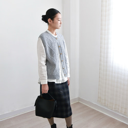 【カシミヤ100%★北欧風ケーブル編み】秋口から春先まで│前開きベスト│木調ボタン│C-75 4枚目の画像