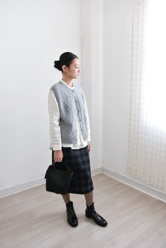 【カシミヤ100%★北欧風ケーブル編み】秋口から春先まで│前開きベスト│木調ボタン│C-75 4枚目の画像