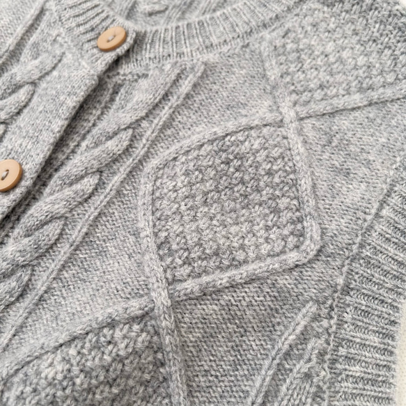 【カシミヤ100%★北欧風ケーブル編み】秋口から春先まで│前開きベスト│木調ボタン│C-75 13枚目の画像