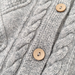 【カシミヤ100%★北欧風ケーブル編み】秋口から春先まで│前開きベスト│木調ボタン│C-75 12枚目の画像