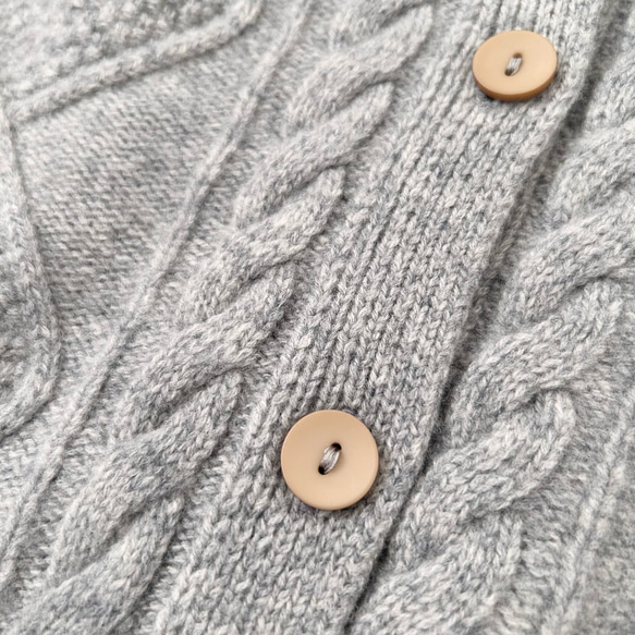 【カシミヤ100%★北欧風ケーブル編み】秋口から春先まで│前開きベスト│木調ボタン│C-75 12枚目の画像