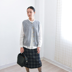 【カシミヤ100%★北欧風ケーブル編み】秋口から春先まで│前開きベスト│木調ボタン│C-75 5枚目の画像