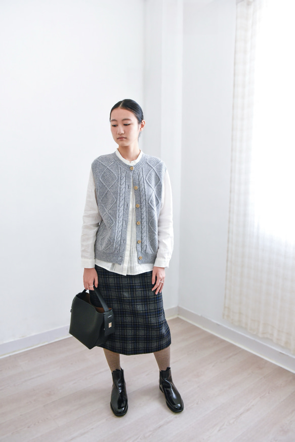 【カシミヤ100%★北欧風ケーブル編み】秋口から春先まで│前開きベスト│木調ボタン│C-75 5枚目の画像