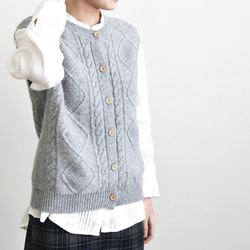 【カシミヤ100%★北欧風ケーブル編み】秋口から春先まで│前開きベスト│木調ボタン│C-75 8枚目の画像