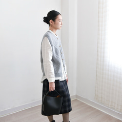 【カシミヤ100%★北欧風ケーブル編み】秋口から春先まで│前開きベスト│木調ボタン│C-75 6枚目の画像