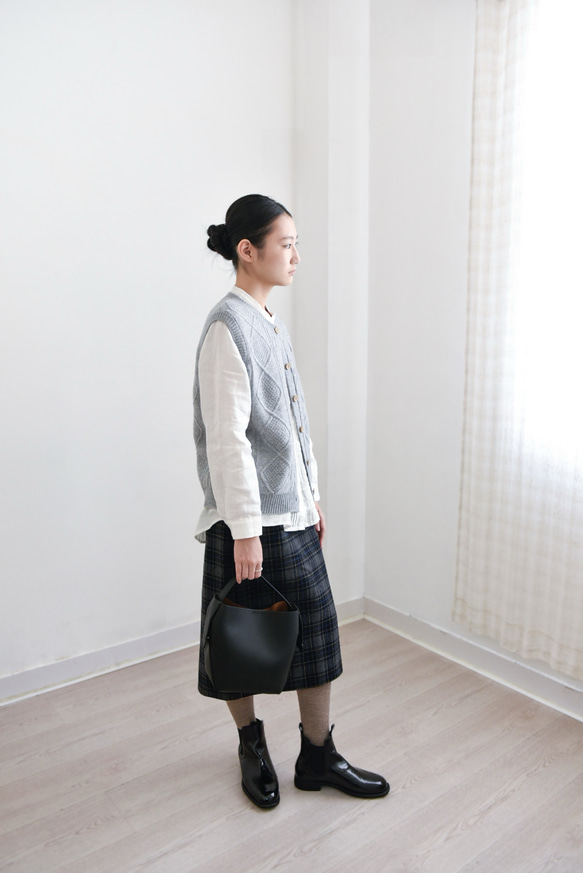 【カシミヤ100%★北欧風ケーブル編み】秋口から春先まで│前開きベスト│木調ボタン│C-75 6枚目の画像