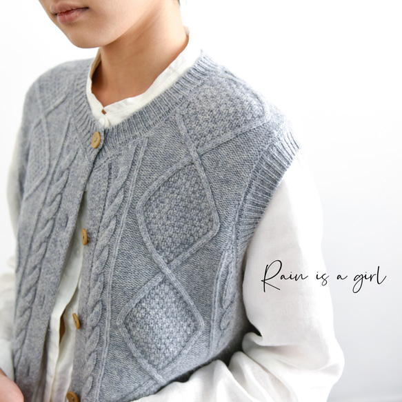 【カシミヤ100%★北欧風ケーブル編み】秋口から春先まで│前開きベスト│木調ボタン│C-75 1枚目の画像
