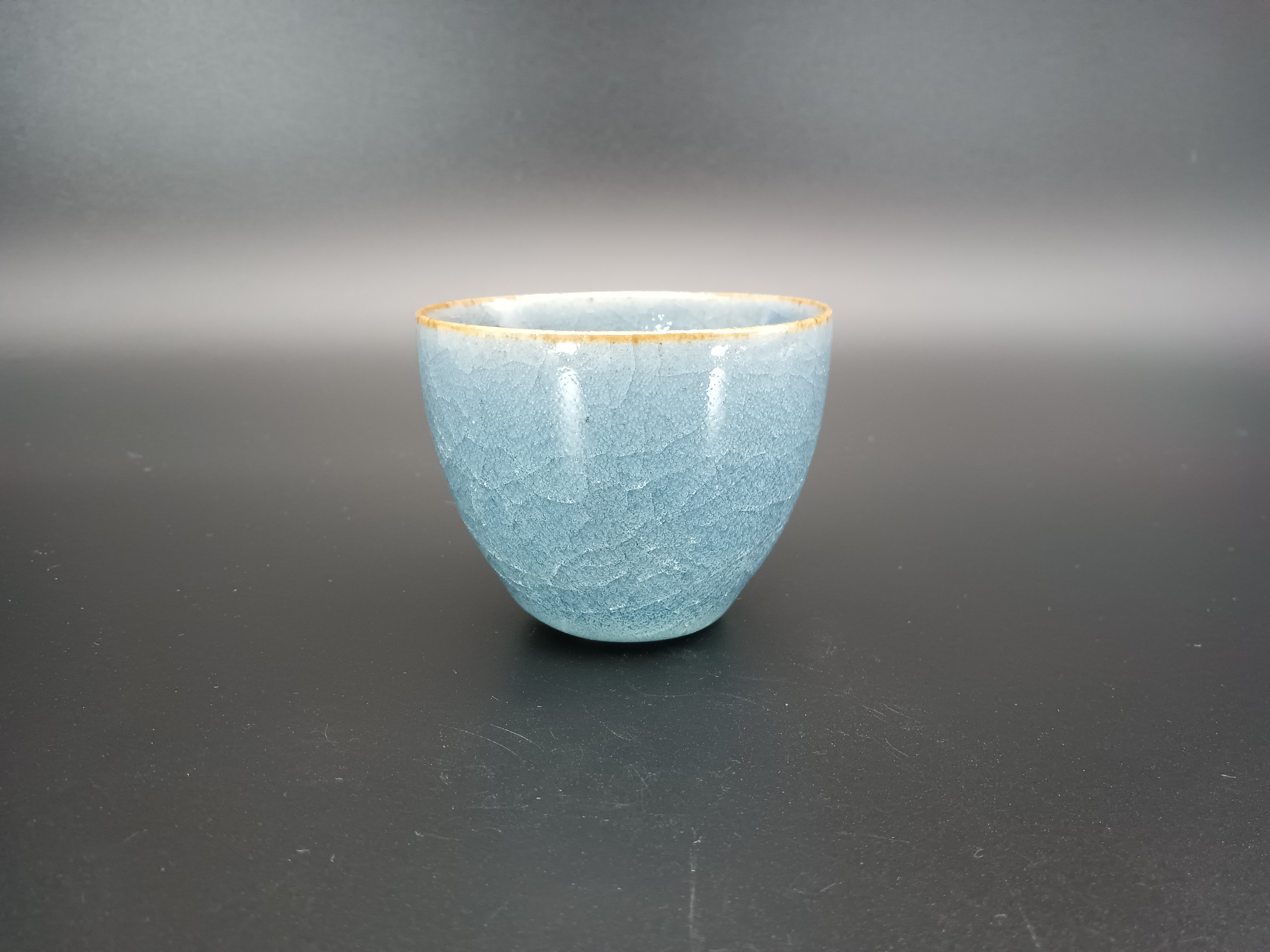 青瓷ぐい呑　圓田拓男作　共箱　美術年鑑掲載作家【色、貫入がとても美しい！】青瓷　青磁　盃　ぐい呑　ぐい呑み　酒器