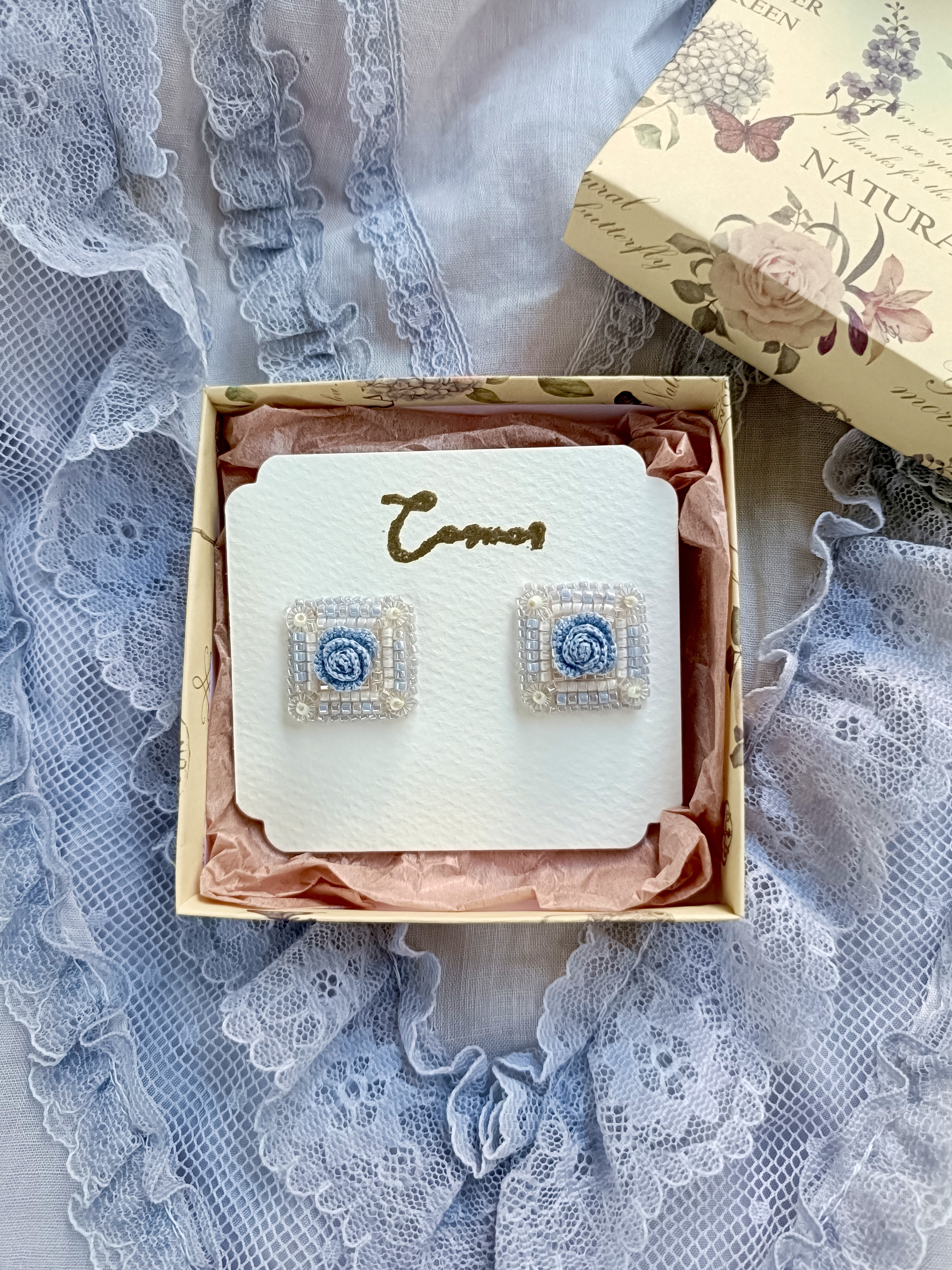 薔薇のタイル風イヤリング・ピアス/パステルブルー水色/刺繍糸/レース編み