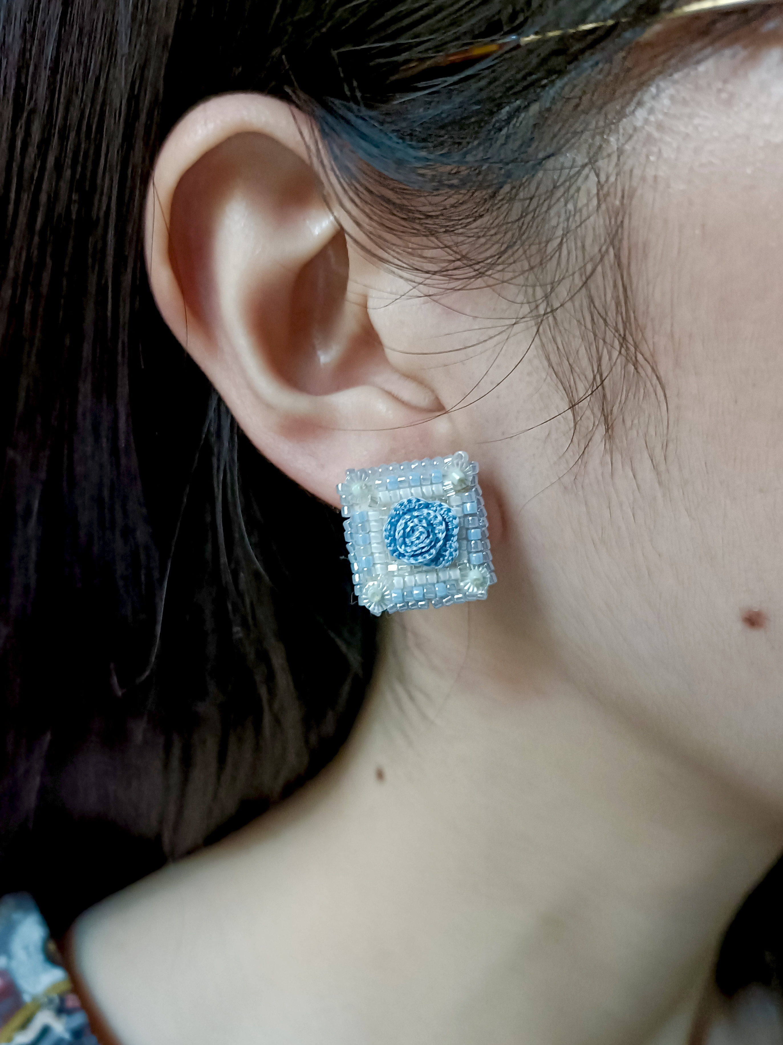 薔薇のタイル風イヤリング・ピアス/パステルブルー水色/刺繍糸/レース編み