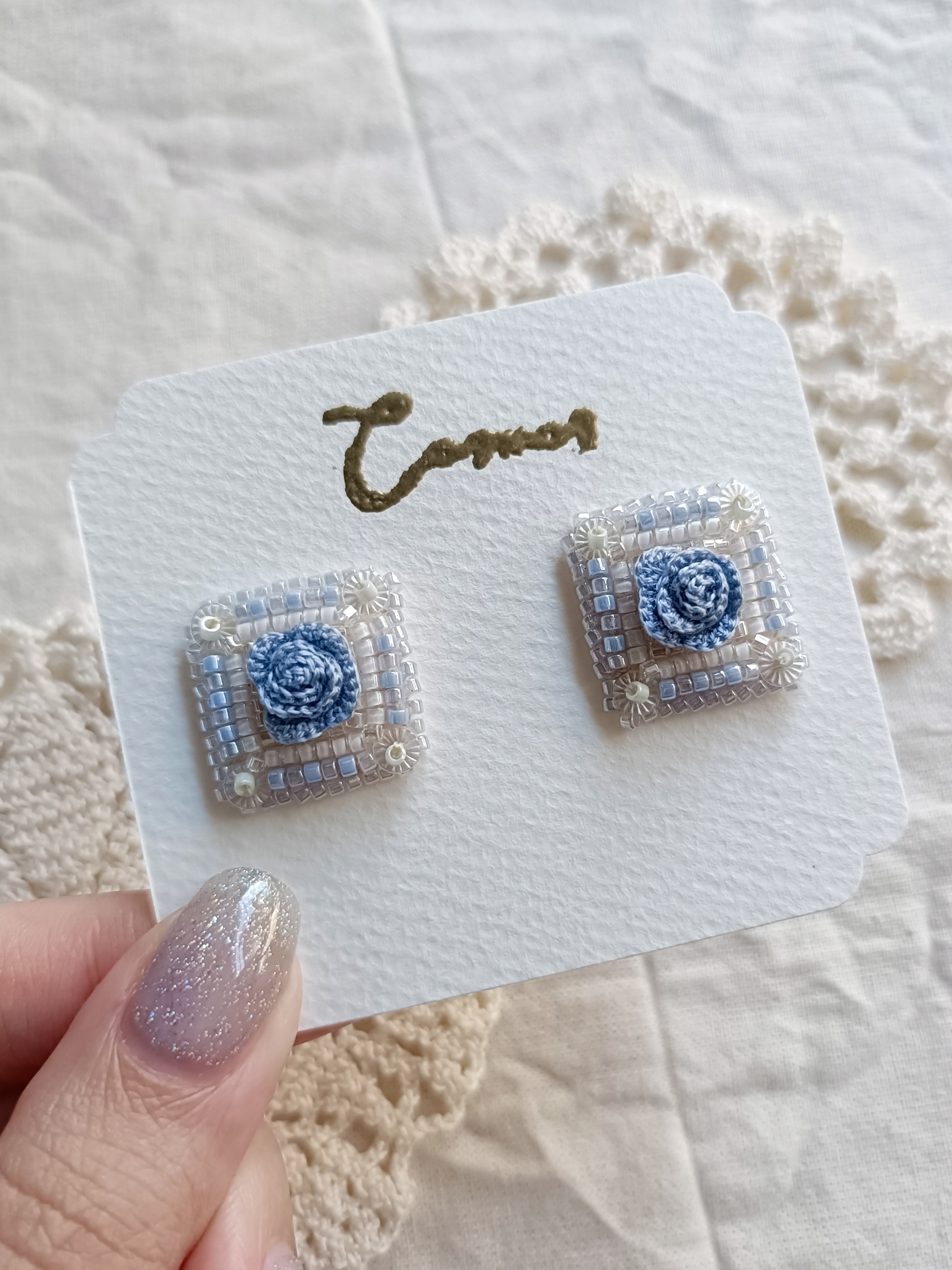 薔薇のタイル風イヤリング・ピアス/パステルブルー水色/刺繍糸/レース編み