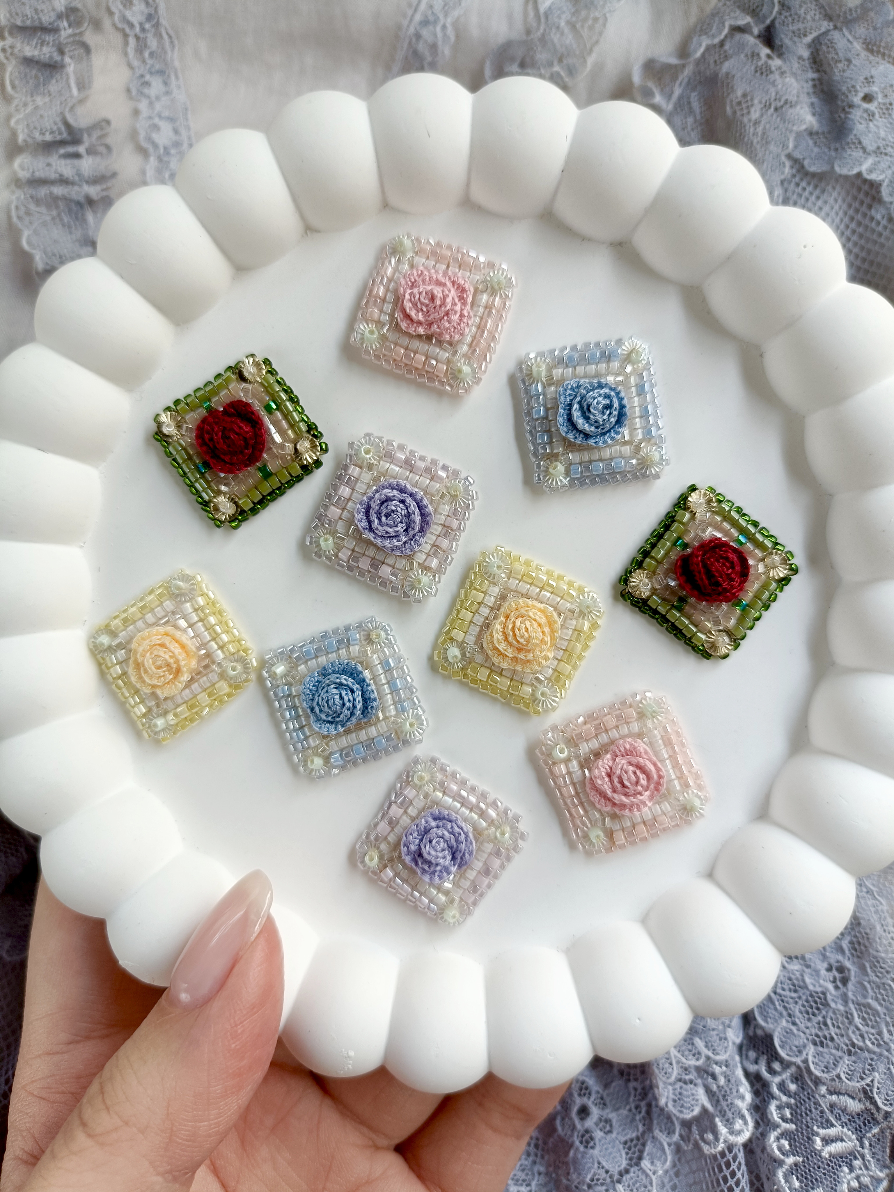 薔薇のタイル風イヤリング・ピアス/パステルブルー水色/刺繍糸/レース編み