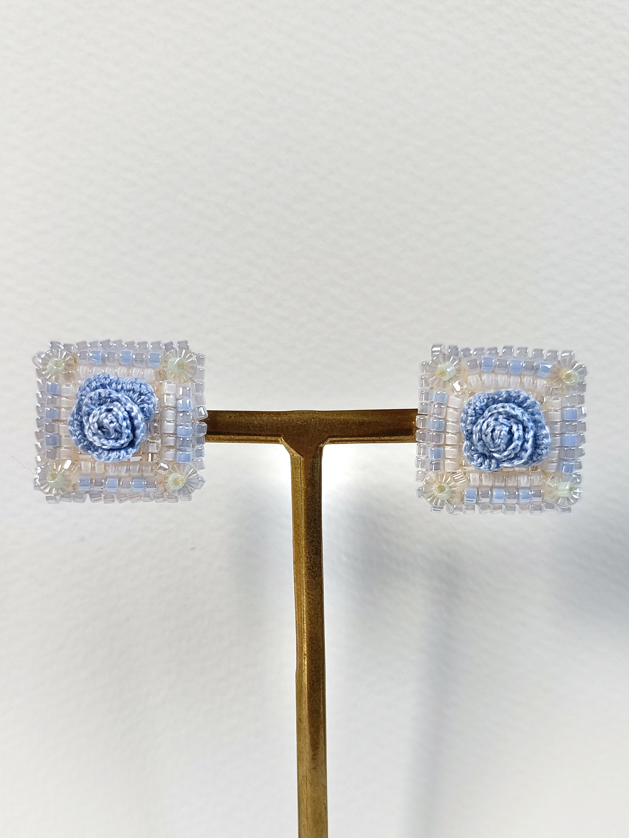 薔薇のタイル風イヤリング・ピアス/パステルブルー水色/刺繍糸/レース編みイヤリング・ノンホールピアス