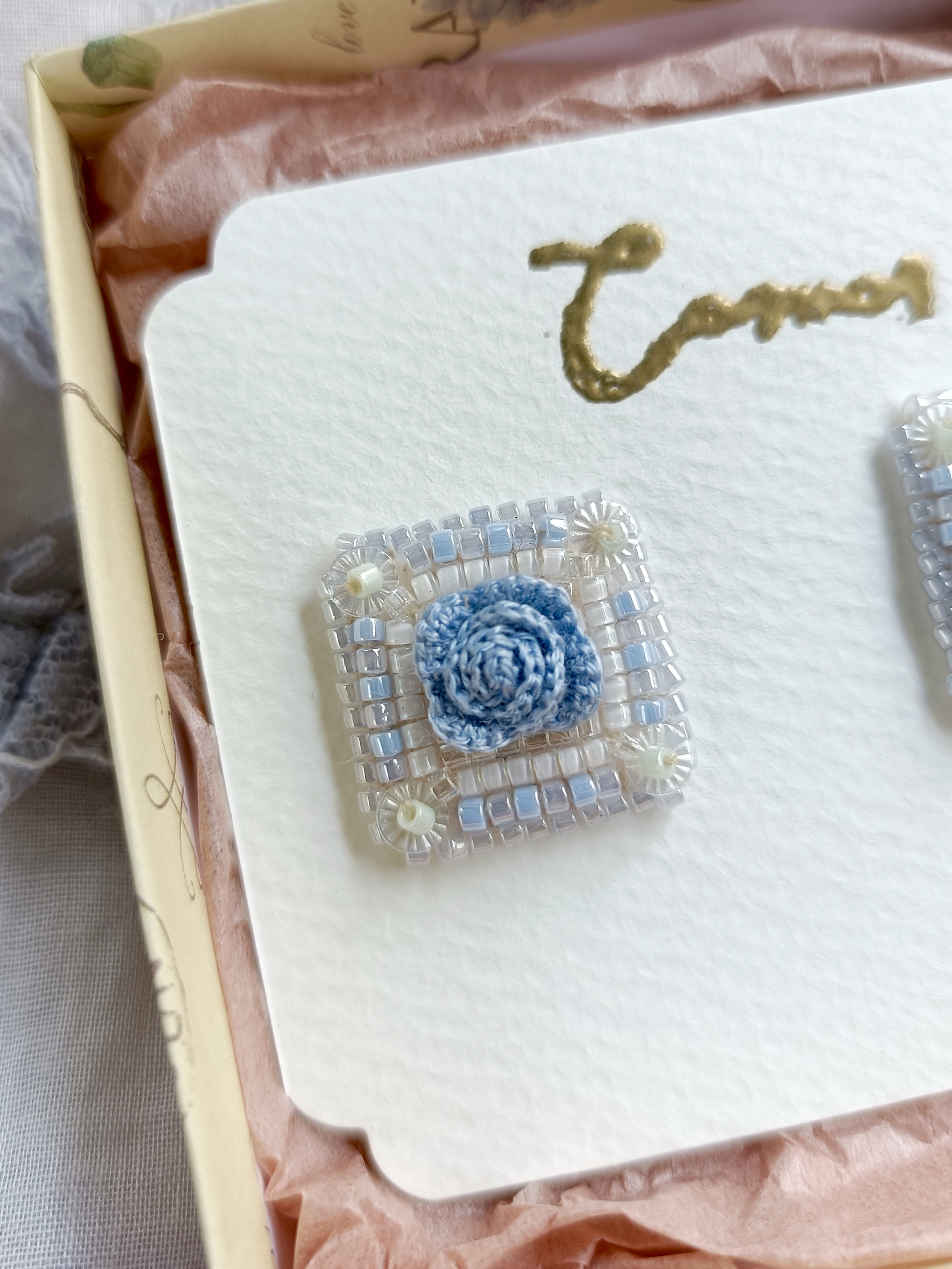 薔薇のタイル風イヤリング・ピアス/パステルブルー水色/刺繍糸/レース編み