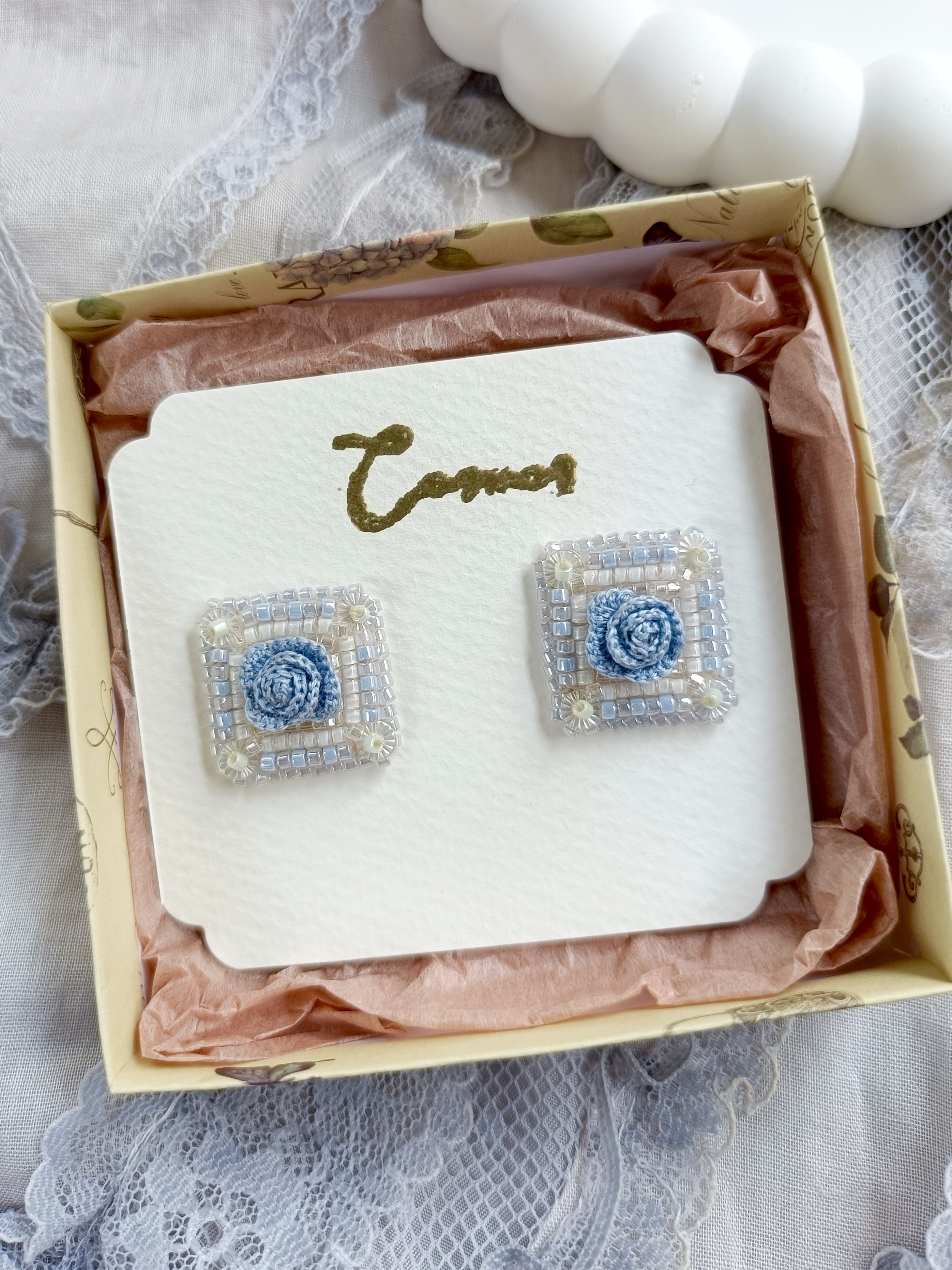 薔薇のタイル風イヤリング・ピアス/パステルブルー水色/刺繍糸/レース編み