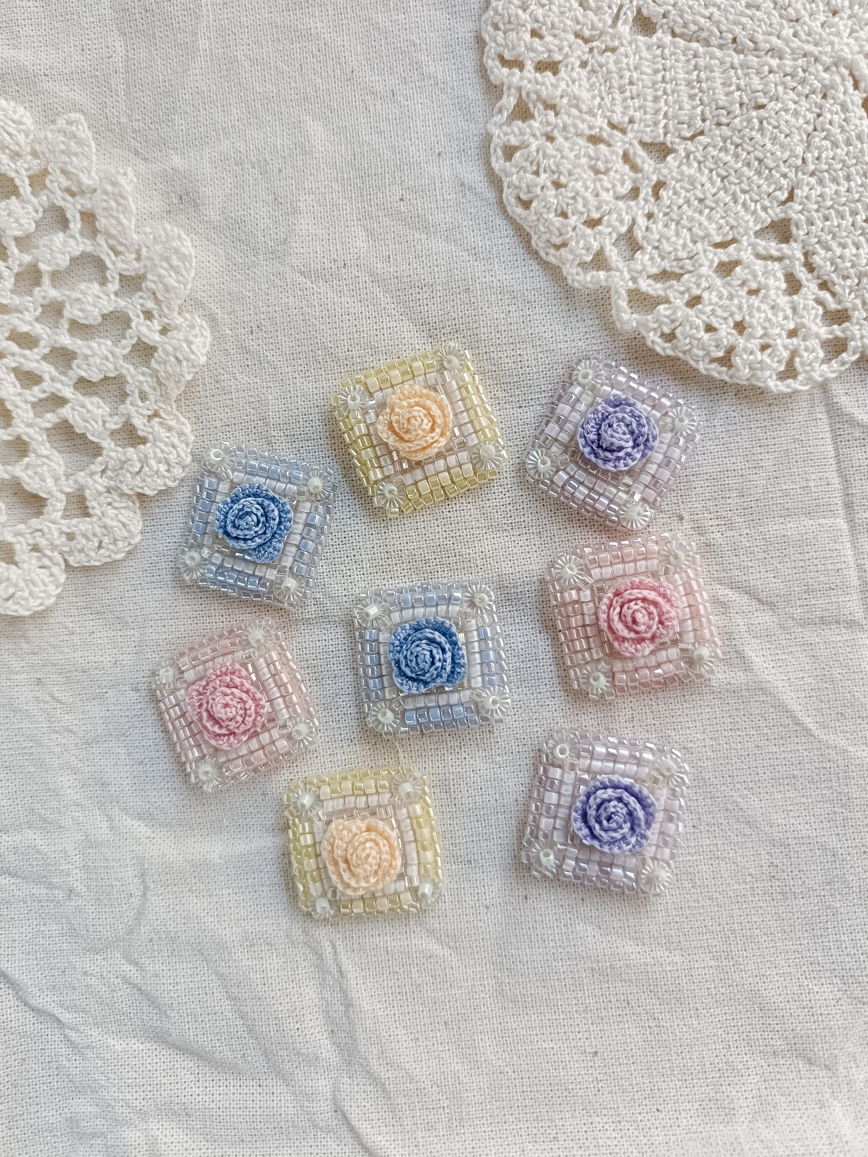 薔薇のタイル風イヤリング・ピアス/パステルブルー水色/刺繍糸/レース編み