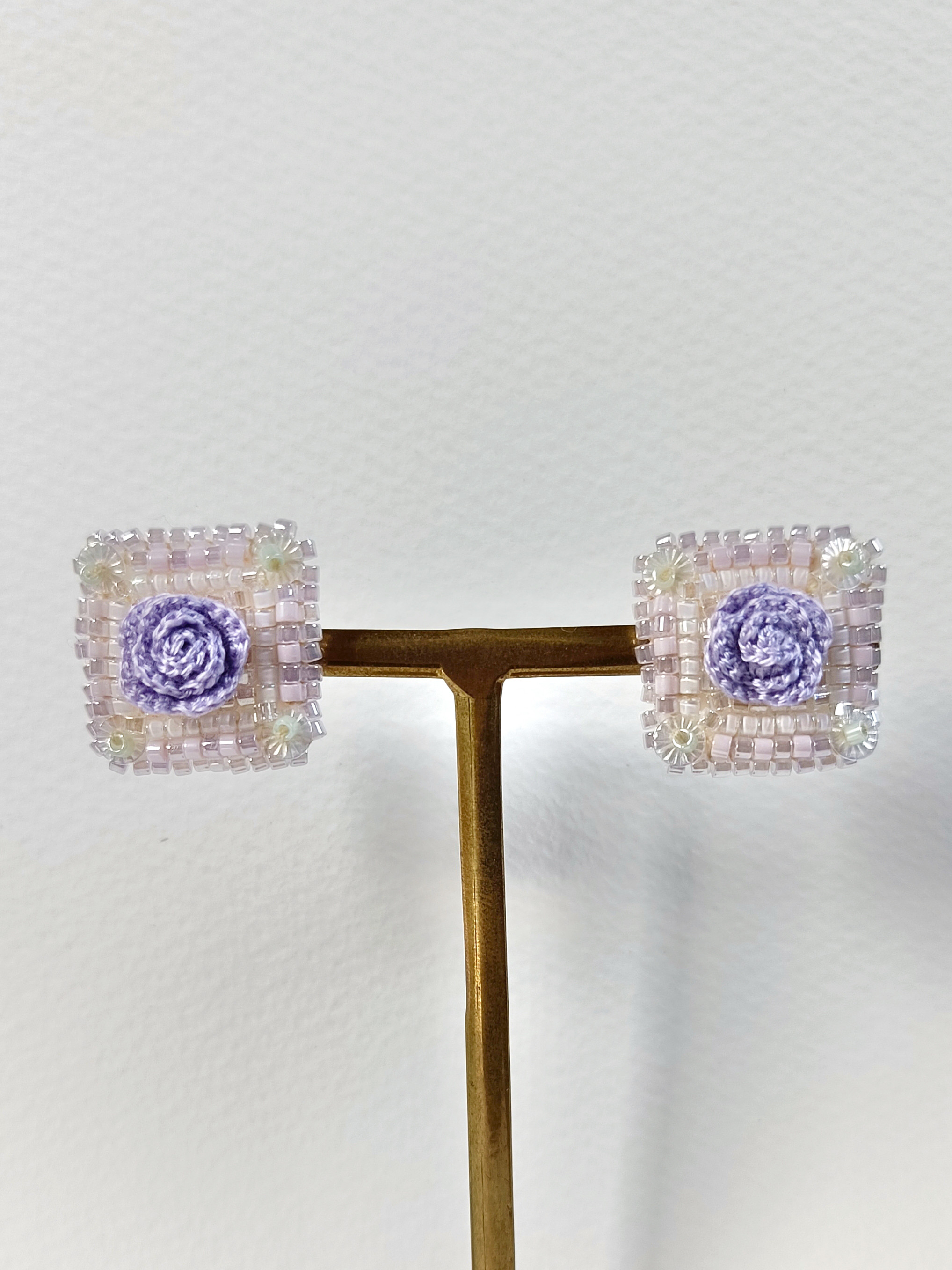 薔薇のタイル風イヤリング・ピアス/パステルパープル 紫/刺繍糸/レース編み