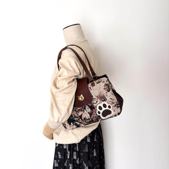 ブラウンフラワー・猫がま口 ボストンバッグ（ネコ 肉球） 2枚目の画像