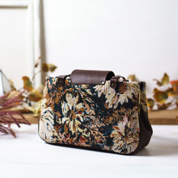 ブラウンフラワー・猫がま口 ボストンバッグ（ネコ 肉球） 3枚目の画像