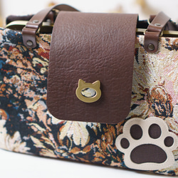 ブラウンフラワー・猫がま口 ボストンバッグ（ネコ 肉球） 9枚目の画像