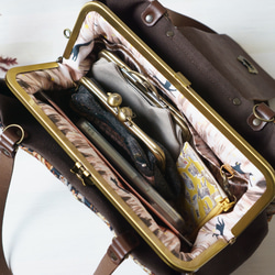 ブラウンフラワー・猫がま口 ボストンバッグ（ネコ 肉球） 12枚目の画像