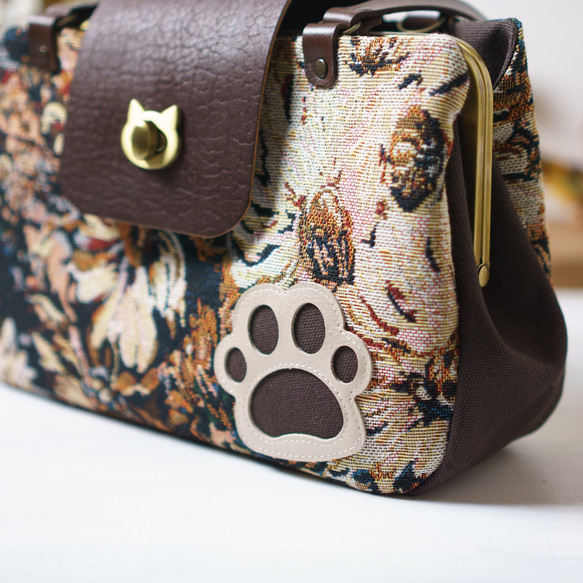 ブラウンフラワー・猫がま口 ボストンバッグ（ネコ 肉球） 4枚目の画像