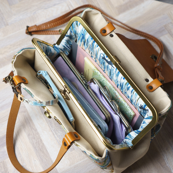 ブラウンフラワー・猫がま口 ボストンバッグ（ネコ 肉球） 15枚目の画像