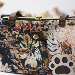 ブラウンフラワー・猫がま口 ボストンバッグ（ネコ 肉球） 10枚目の画像