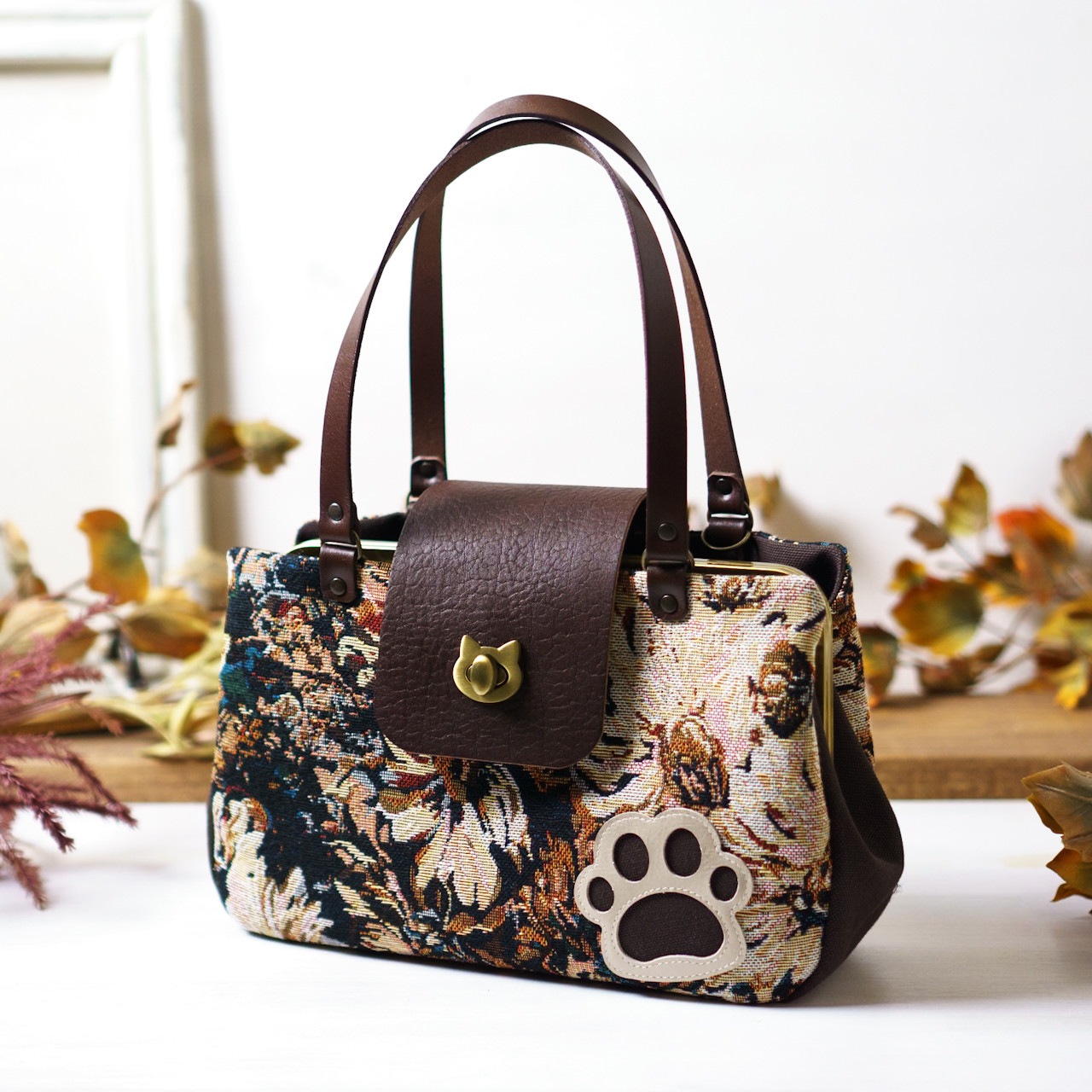 ブラウンフラワー・猫がま口 ボストンバッグ（ネコ 肉球）