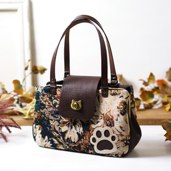 ブラウンフラワー・猫がま口 ボストンバッグ（ネコ 肉球） 1枚目の画像