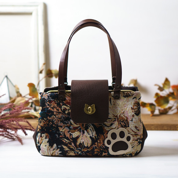 ブラウンフラワー・猫がま口 ボストンバッグ（ネコ 肉球） 13枚目の画像
