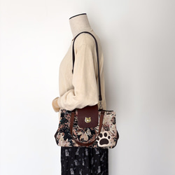 ブラウンフラワー・猫がま口 ボストンバッグ（ネコ 肉球） 11枚目の画像