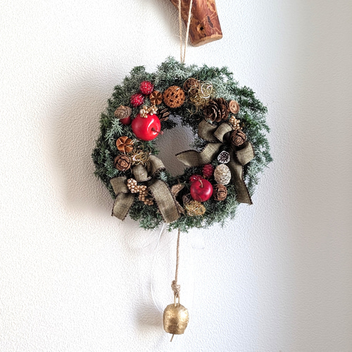 すぐに飾れる！木の実いっぱい！りんごとベルとおリボンがナチュラルな