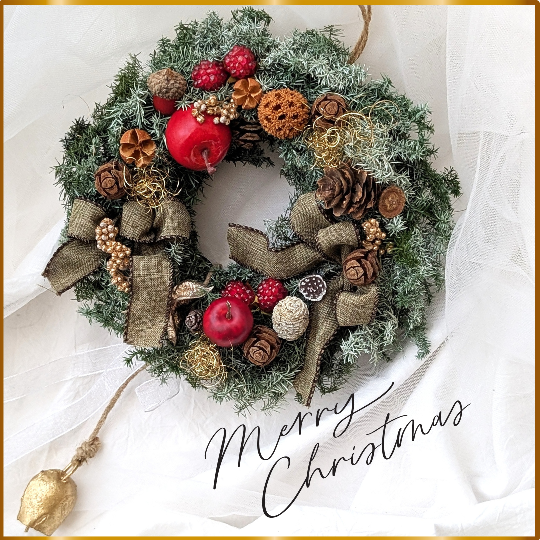 すぐに飾れる！木の実いっぱい！りんごとベルとおリボンがナチュラルなクリスマスリース