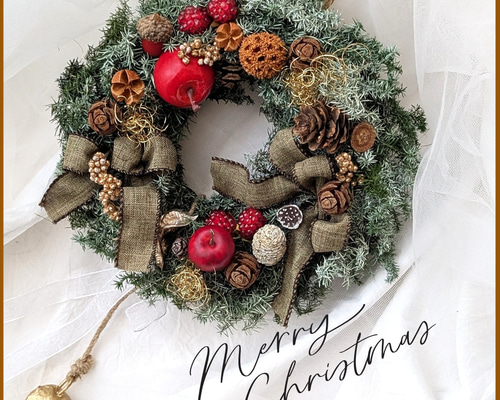ナチュラルクリスマスリース ベル付き 木の実いっぱい すぐに飾れる！木の実いっぱい！りんごとベルとおリボンがナチュラルな