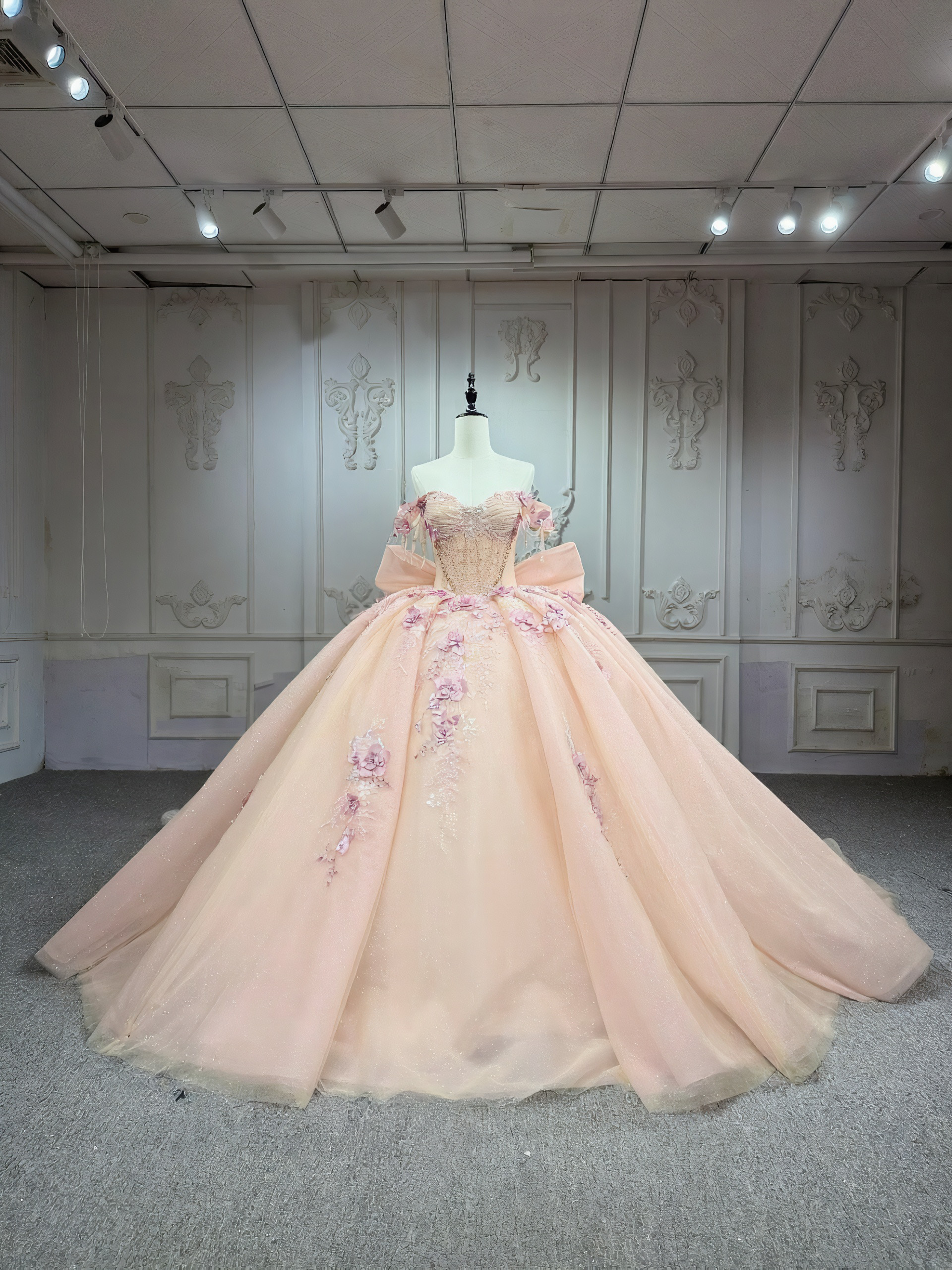 可愛いピンク　バックリボン　カラードレスサイズオーダー可能　ハートカップ　フラワーローズ薔薇刺繍つき　上品　成人式演奏会