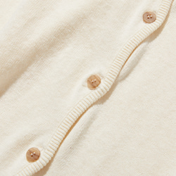 一款舒適百搭的棉麻針織開襟衫，適合全年穿著。米色。 251013-2 第4張的照片