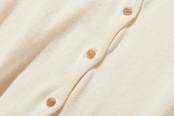 一款舒適百搭的棉麻針織開襟衫，適合全年穿著。米色。 251013-2 第4張的照片