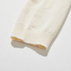 一款舒適百搭的棉麻針織開襟衫，適合全年穿著。米色。 251013-2 第6張的照片