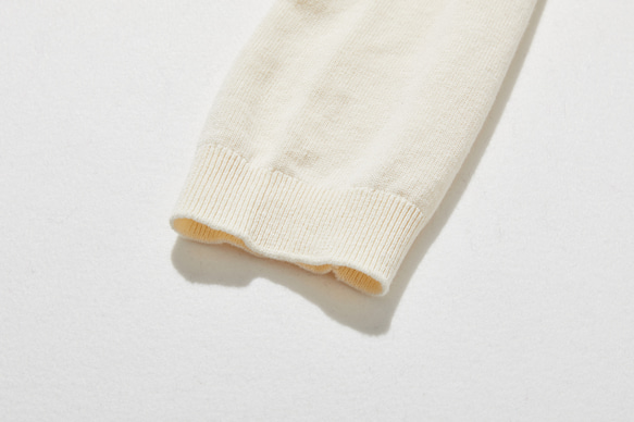 一款舒適百搭的棉麻針織開襟衫，適合全年穿著。米色。 251013-2 第6張的照片