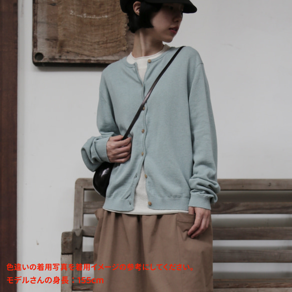 一款舒適百搭的棉麻針織開襟衫，適合全年穿著。米色。 251013-2 第12張的照片