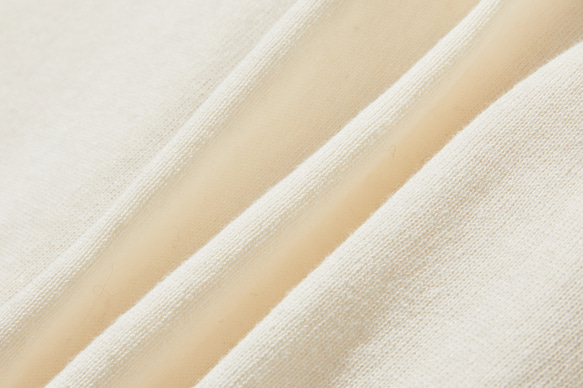 一款舒適百搭的棉麻針織開襟衫，適合全年穿著。米色。 251013-2 第10張的照片