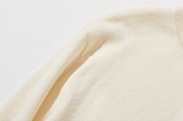 一款舒適百搭的棉麻針織開襟衫，適合全年穿著。米色。 251013-2 第5張的照片